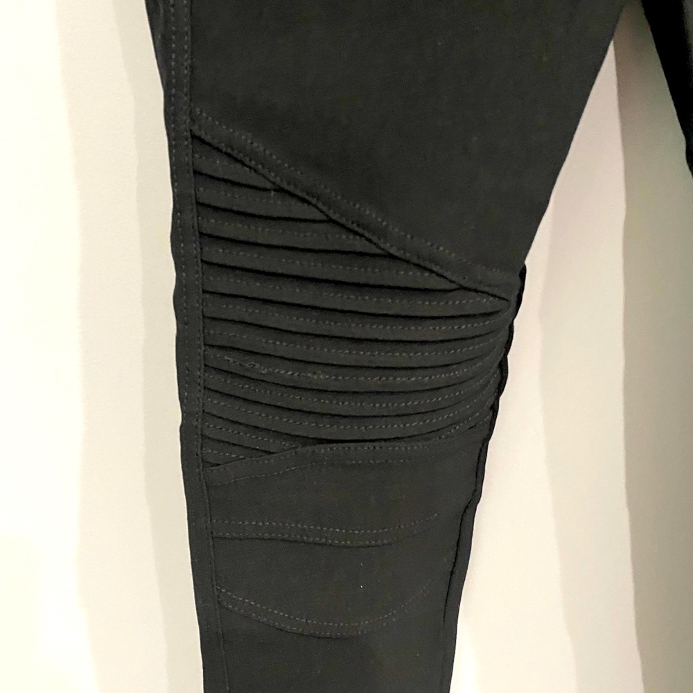 Black jegggings with ribbed knees
